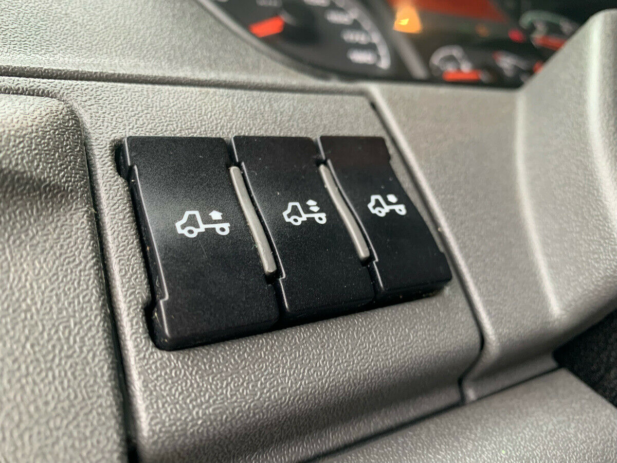 Iveco 35S17 LA/P Box/lift