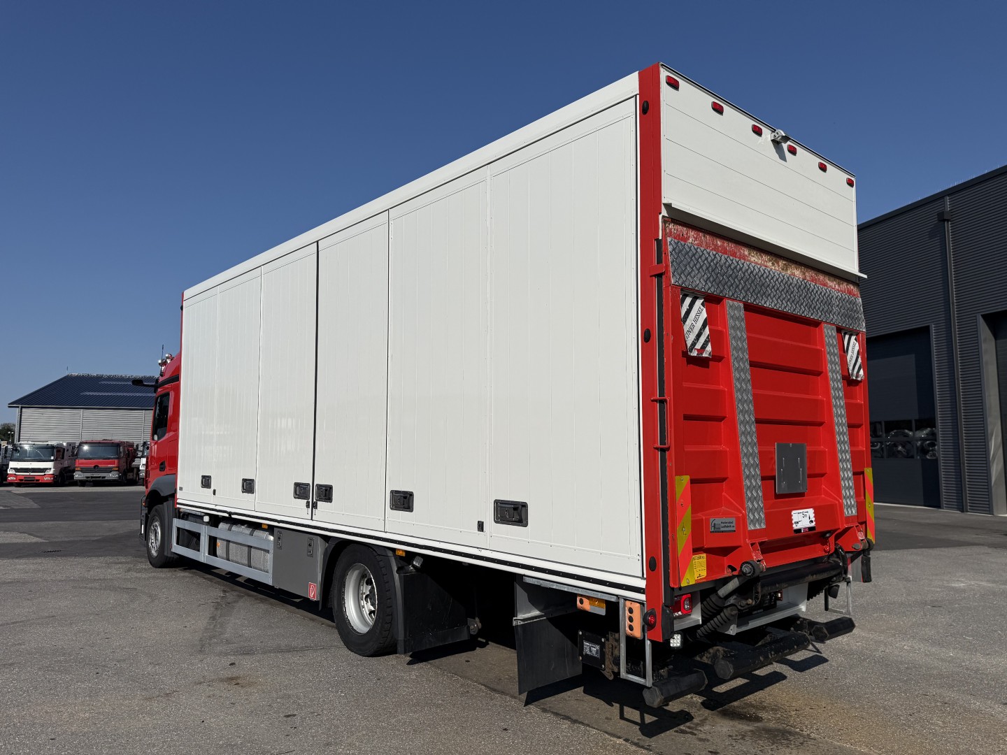 Mercedes Actros 1832 4x2 Fuld sideåbning 8,0 m. Alukasse