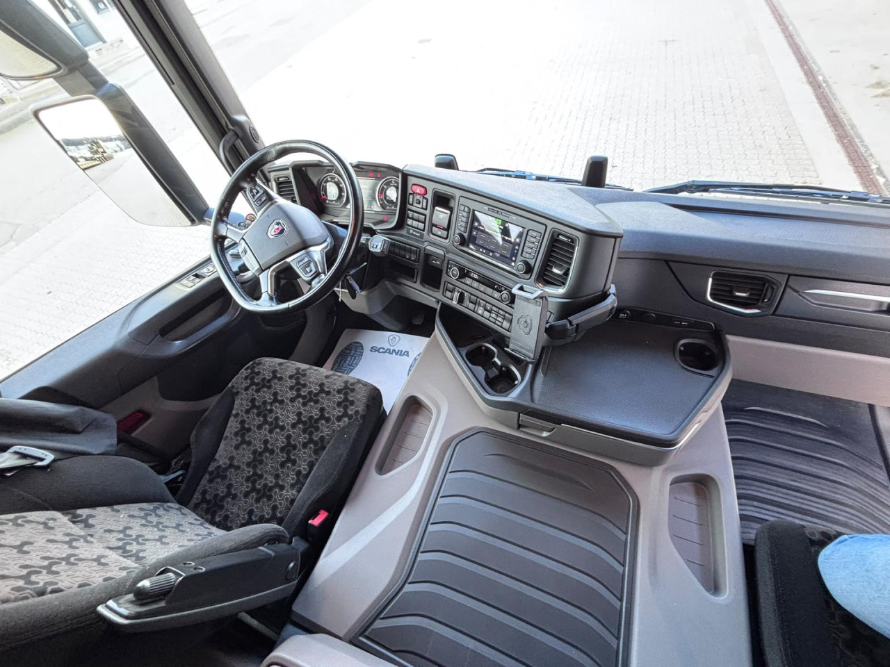 Scania P 250 B4x2NB 18 pl. Boks/Lift