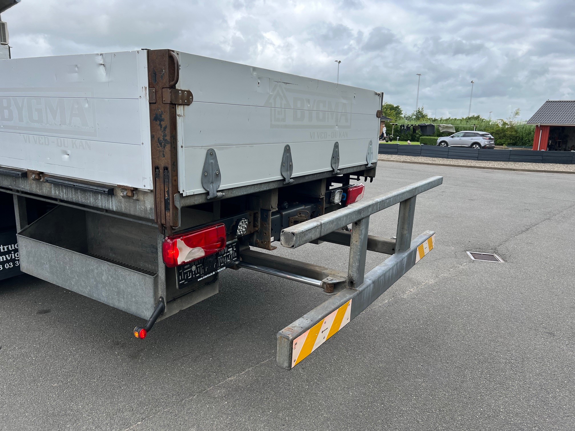 Scania P280 med HMF 1720 kran