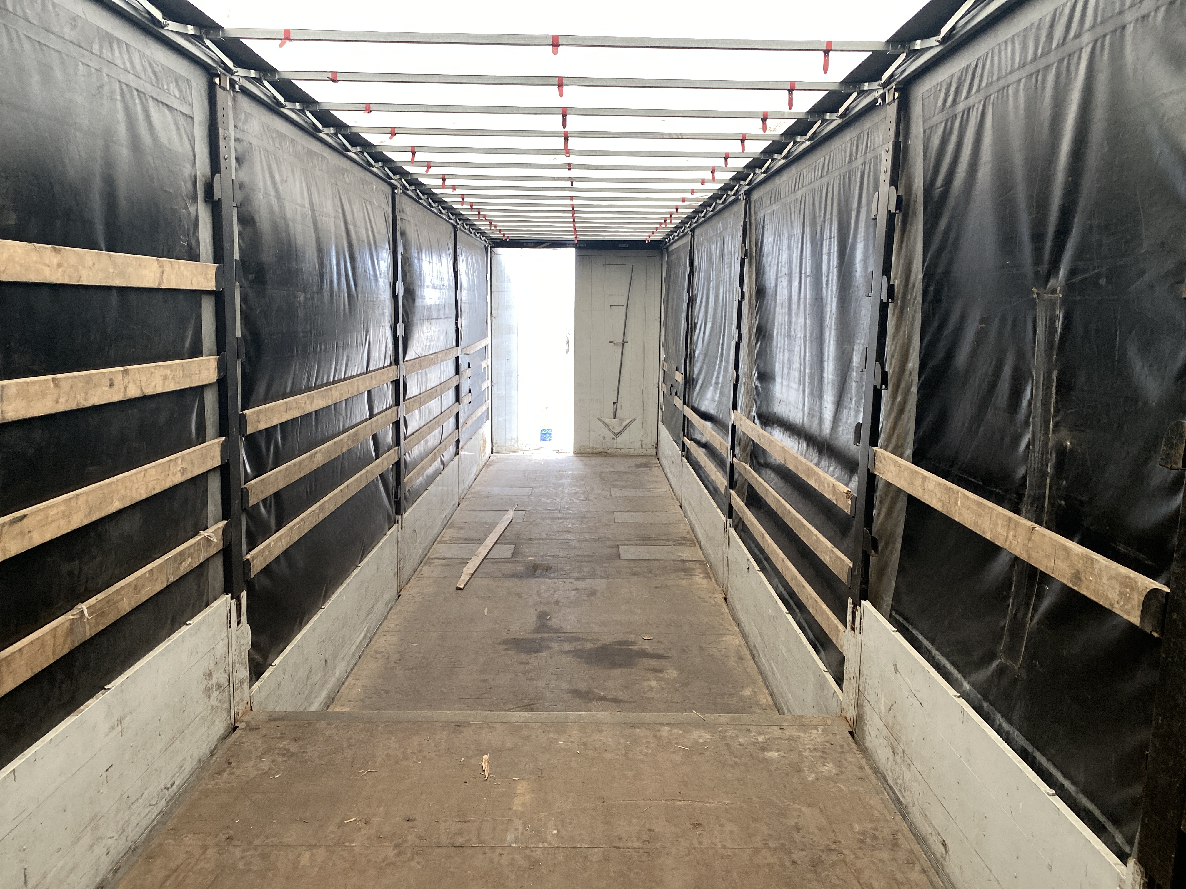 Krone 3-akslet nedbygget med alusider samt skydetag