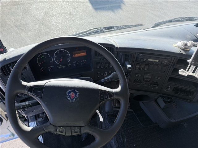 Scania R380 4x2 Knæklad med hydraulisk rampe