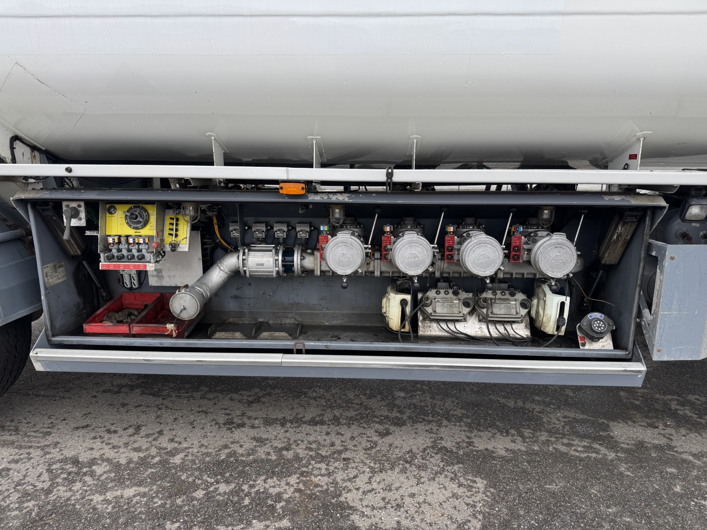 HMK Bilcon TP-200 2 akslet 22000 L ADR tank 4 Rum