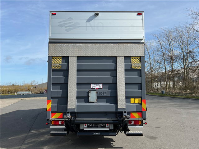 Volvo FL210 lad med skydepresning og stor lift