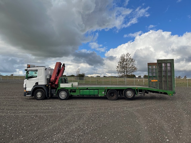 Scania P450 8X2*6 Knæklad + Kran HMF1820 – Machinetransporter