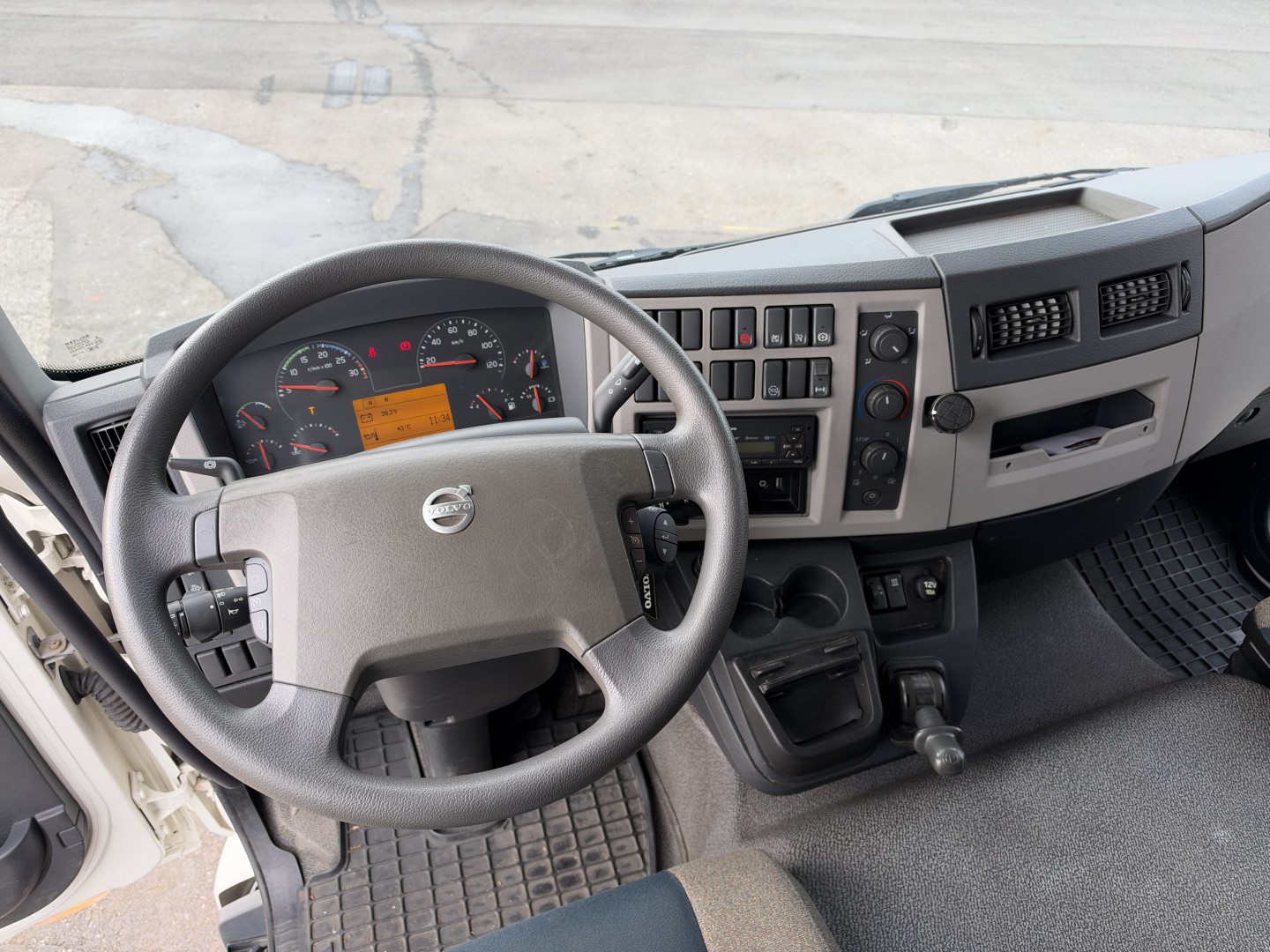 Volvo FL250 4x2 7,45 m. fast kasse med 2,5 t. lift
