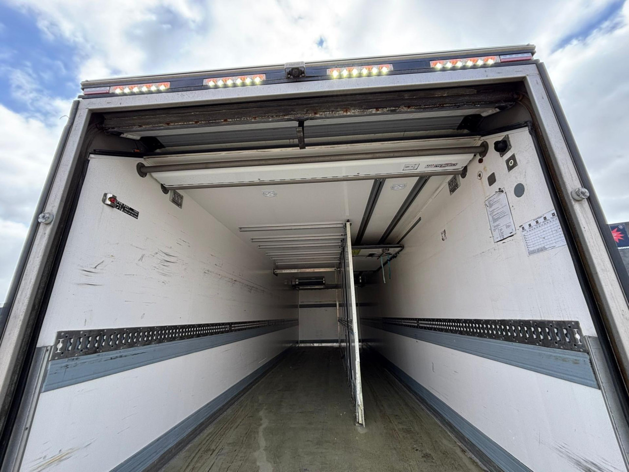 Scania P 320 B6x2*4NB Carrier Iceland Twincool Cherau pie