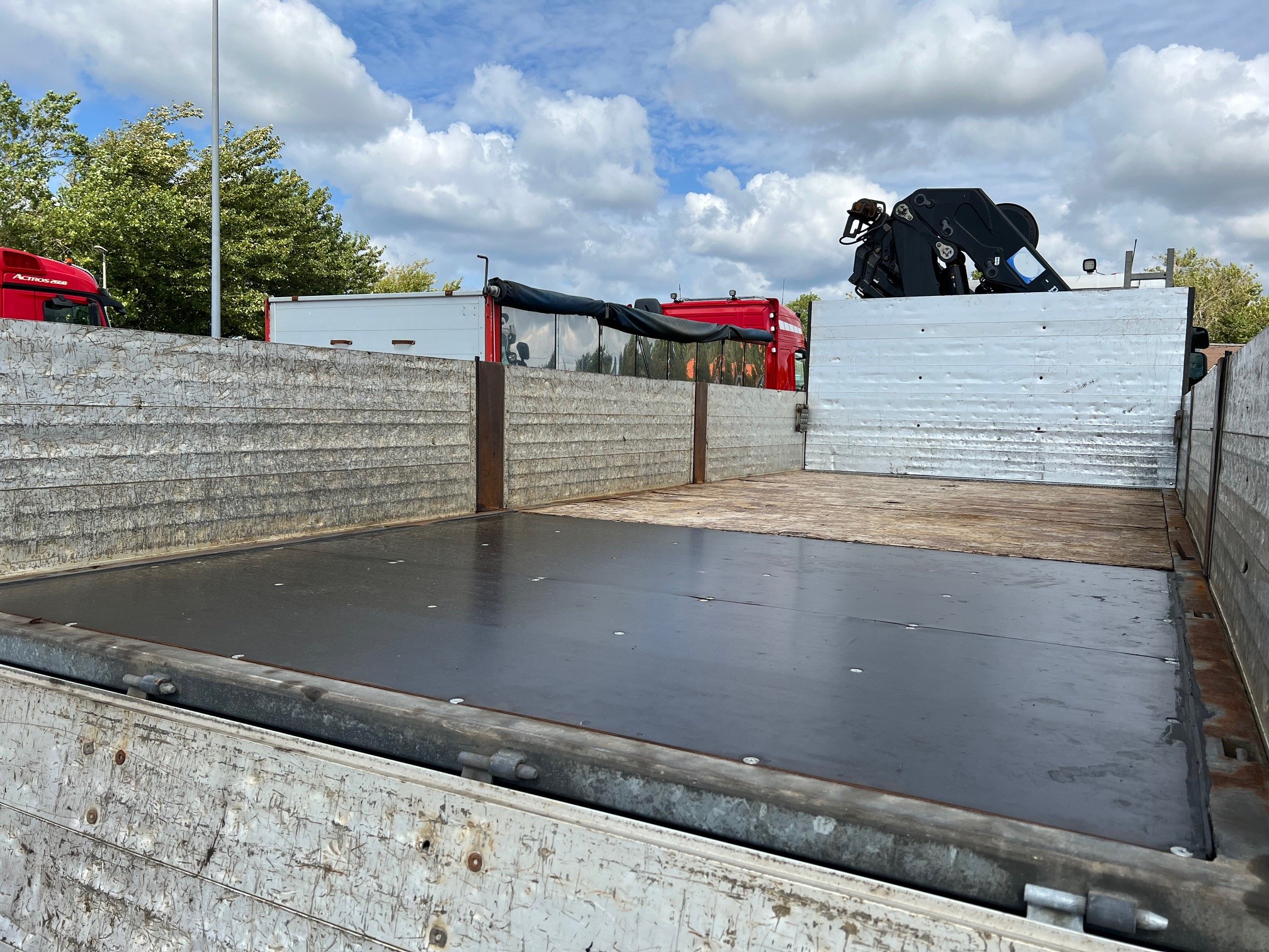 Scania P280 med HMF 1720 kran