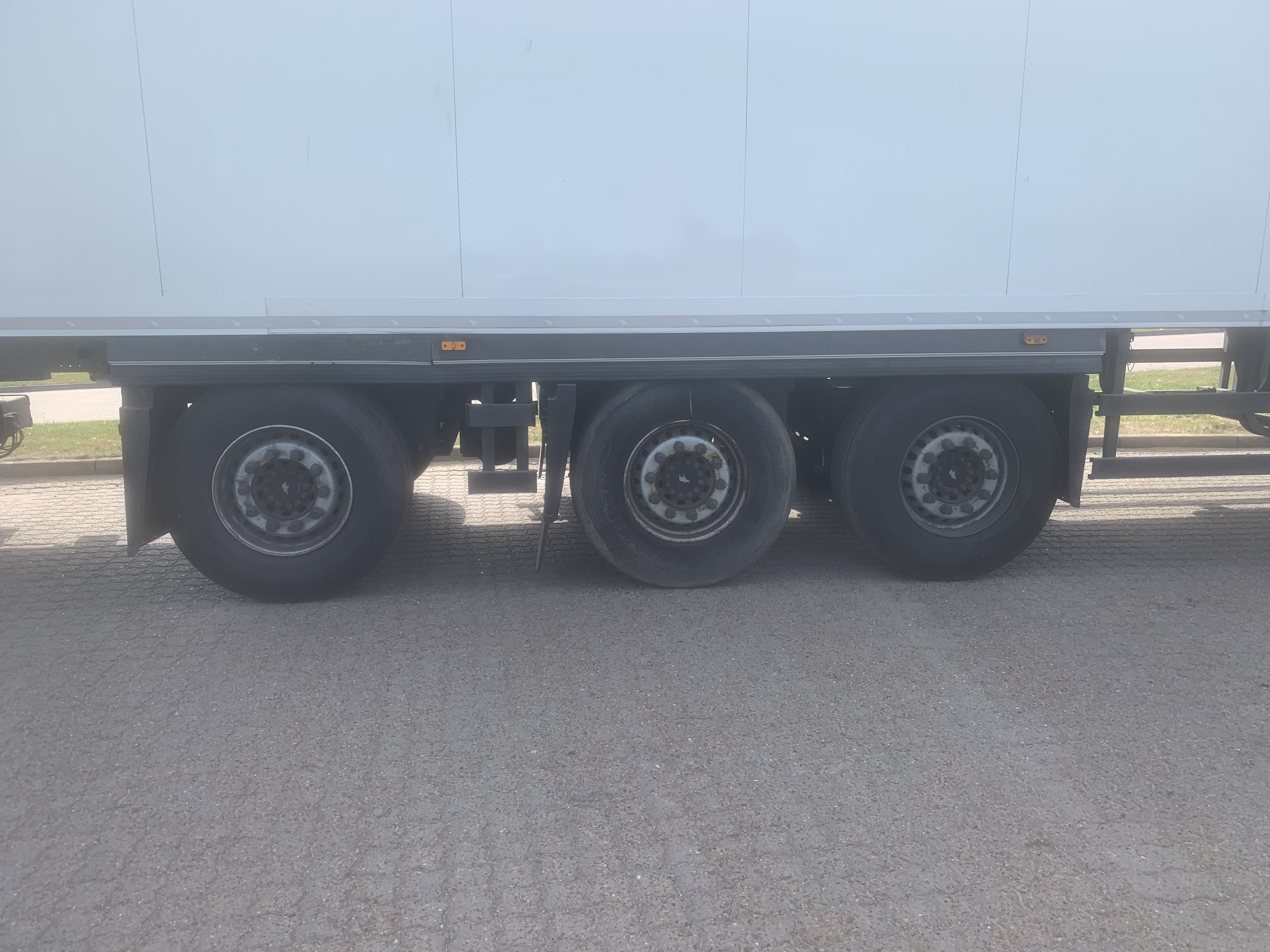 Schmitz Cargobull 3-akslet city køletrailer m. lift