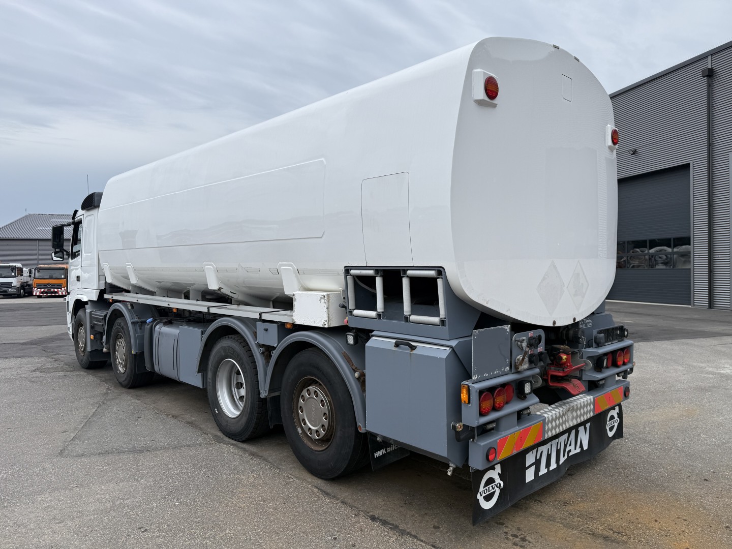 Volvo FM460 8x2*6 24.125 l. ADR Tank