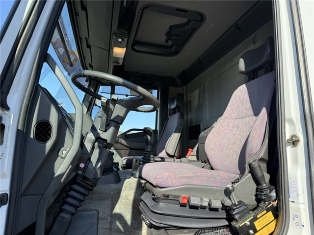 Iveco EuroTech Cursor 190E31 4x2 Hejs / Kran HMF 1060 B3