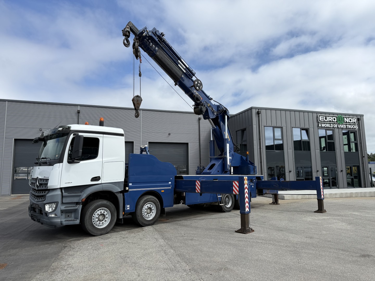 Mercedes Arocs 4153 8x4 Kran MPG 220 TM7 (Kun 8000 km)
