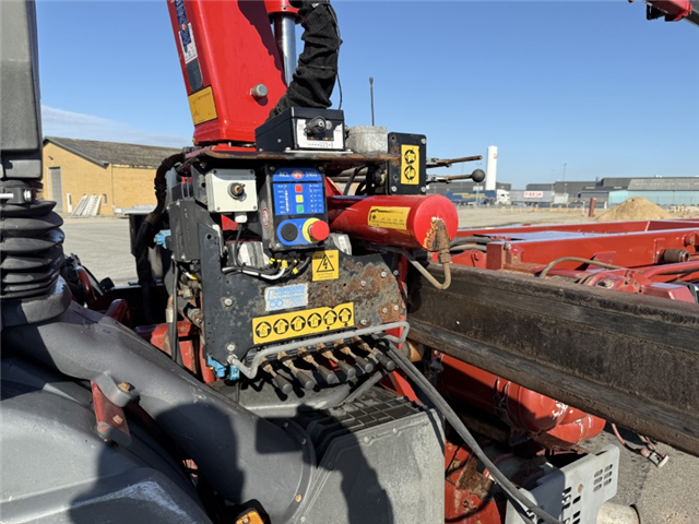 Iveco EuroTech Cursor 190E31 4x2 Hejs / Kran HMF 1060 B3