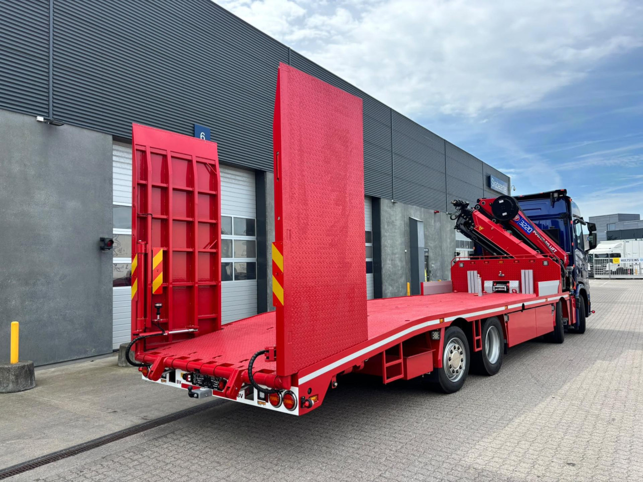 Scania R 590 B8x2*6NB Crane + machine transporter body wi