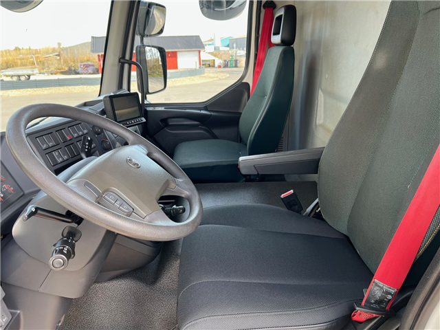 Volvo FL210 lad med skydepresning og stor lift