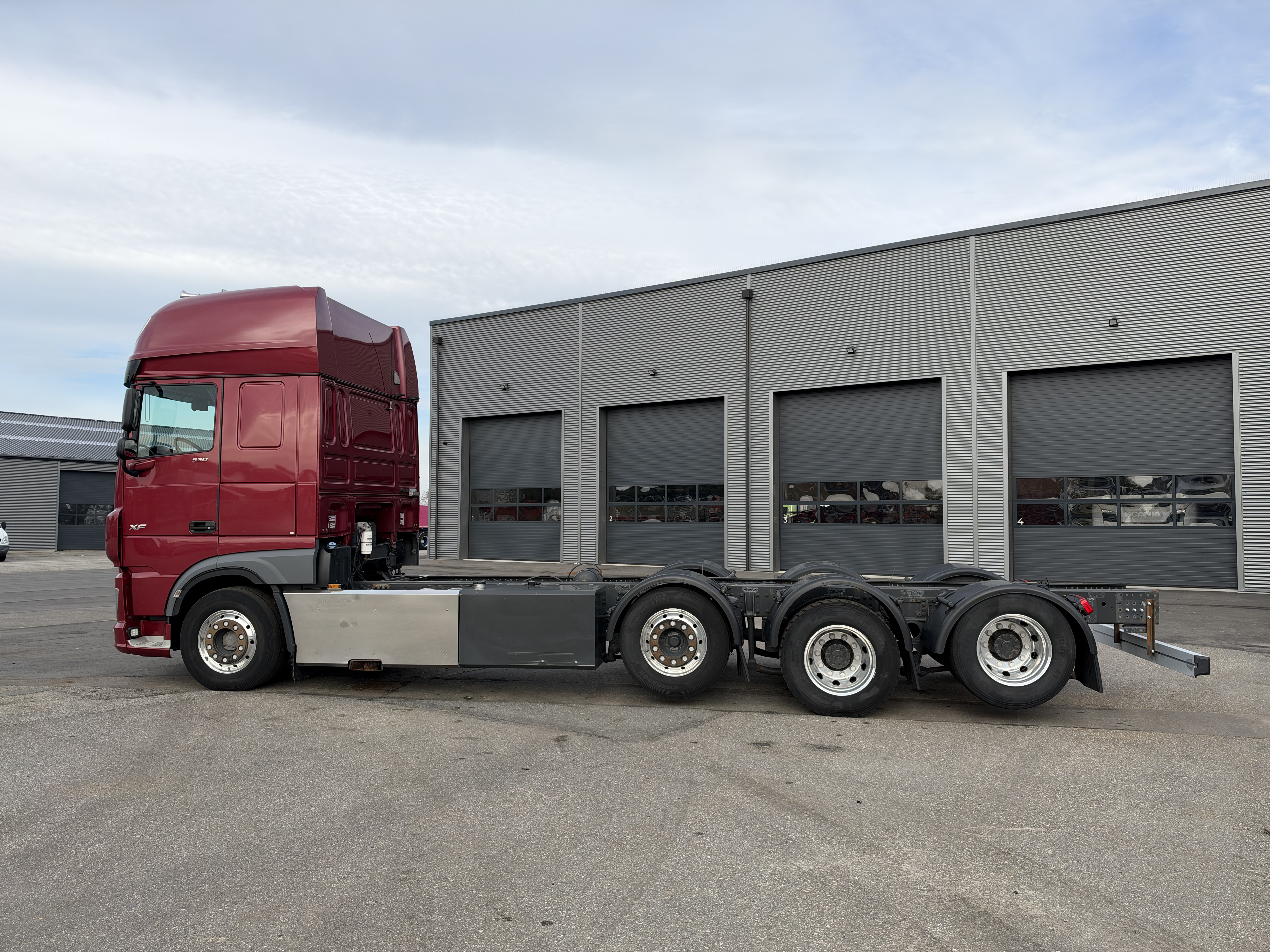 DAF XF530 8x2/4 Super Space Cab chassis