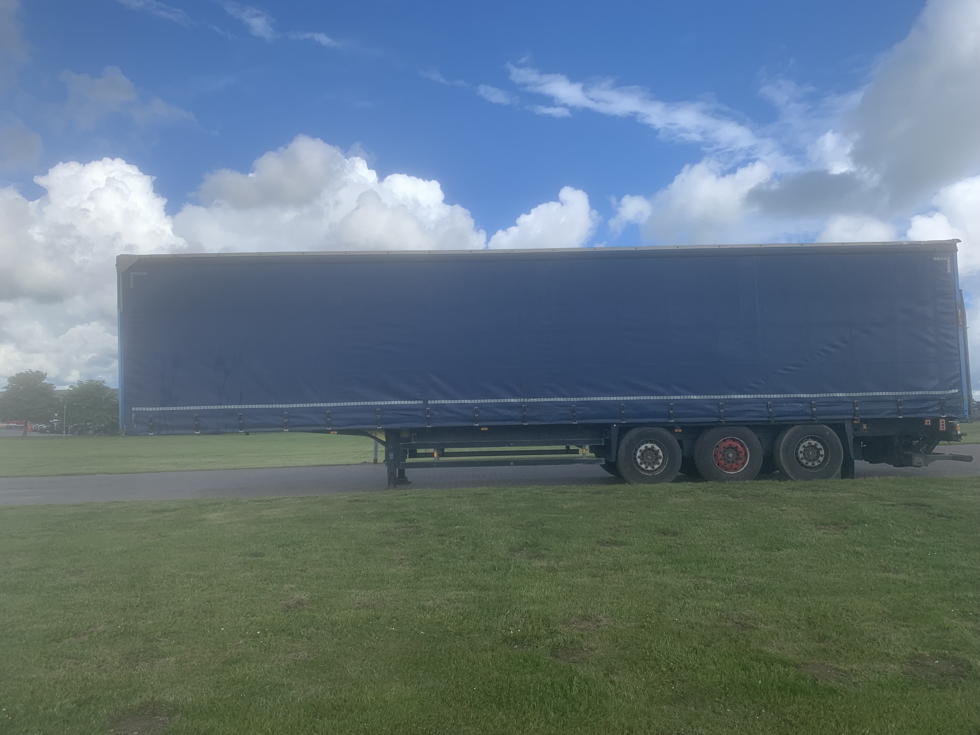 Schmitz Cargobull 3-akslet Gardintrailer m. lift