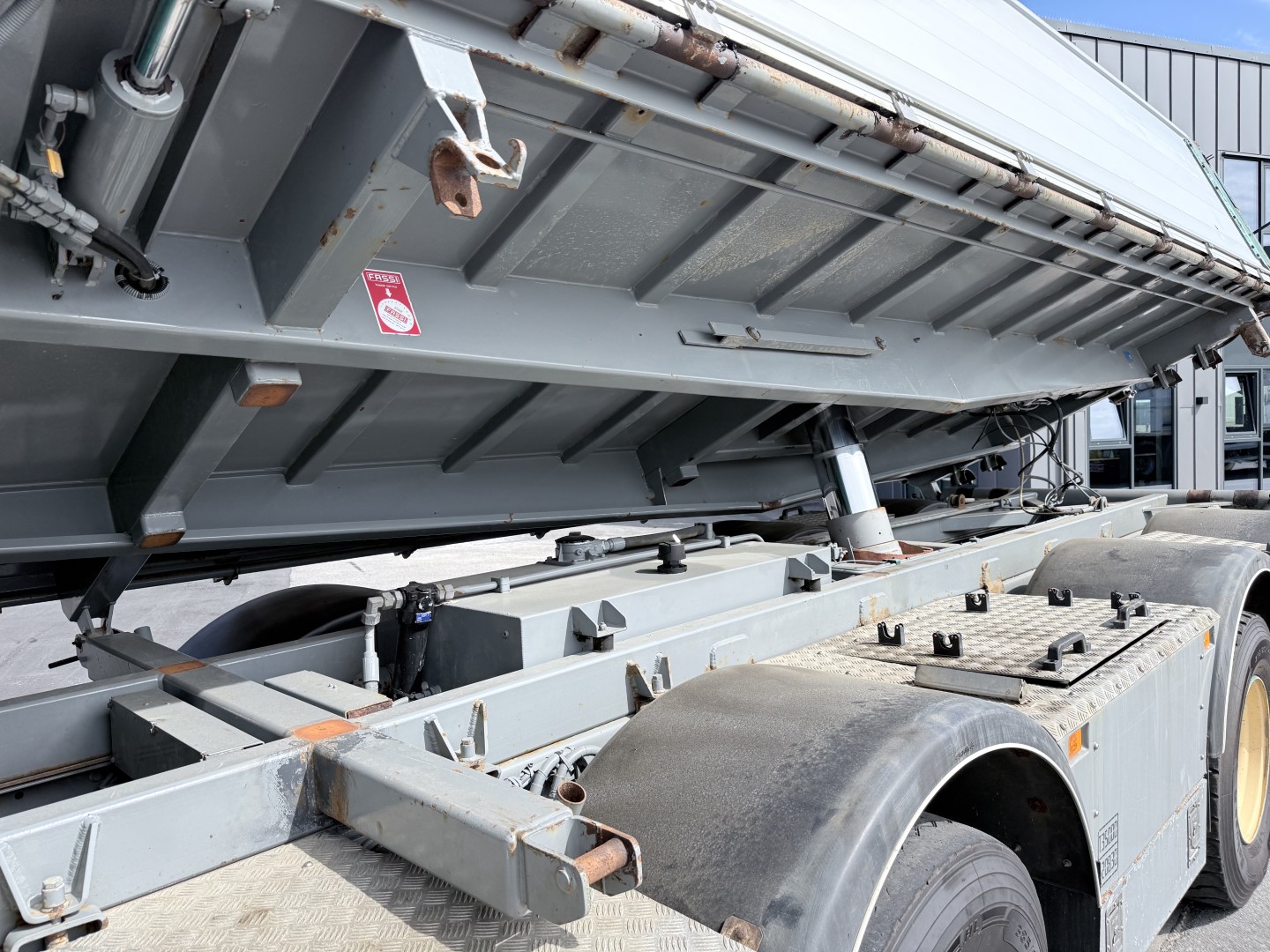 Volvo FMX500 8x4 med løftbogie HMF Pendeltip