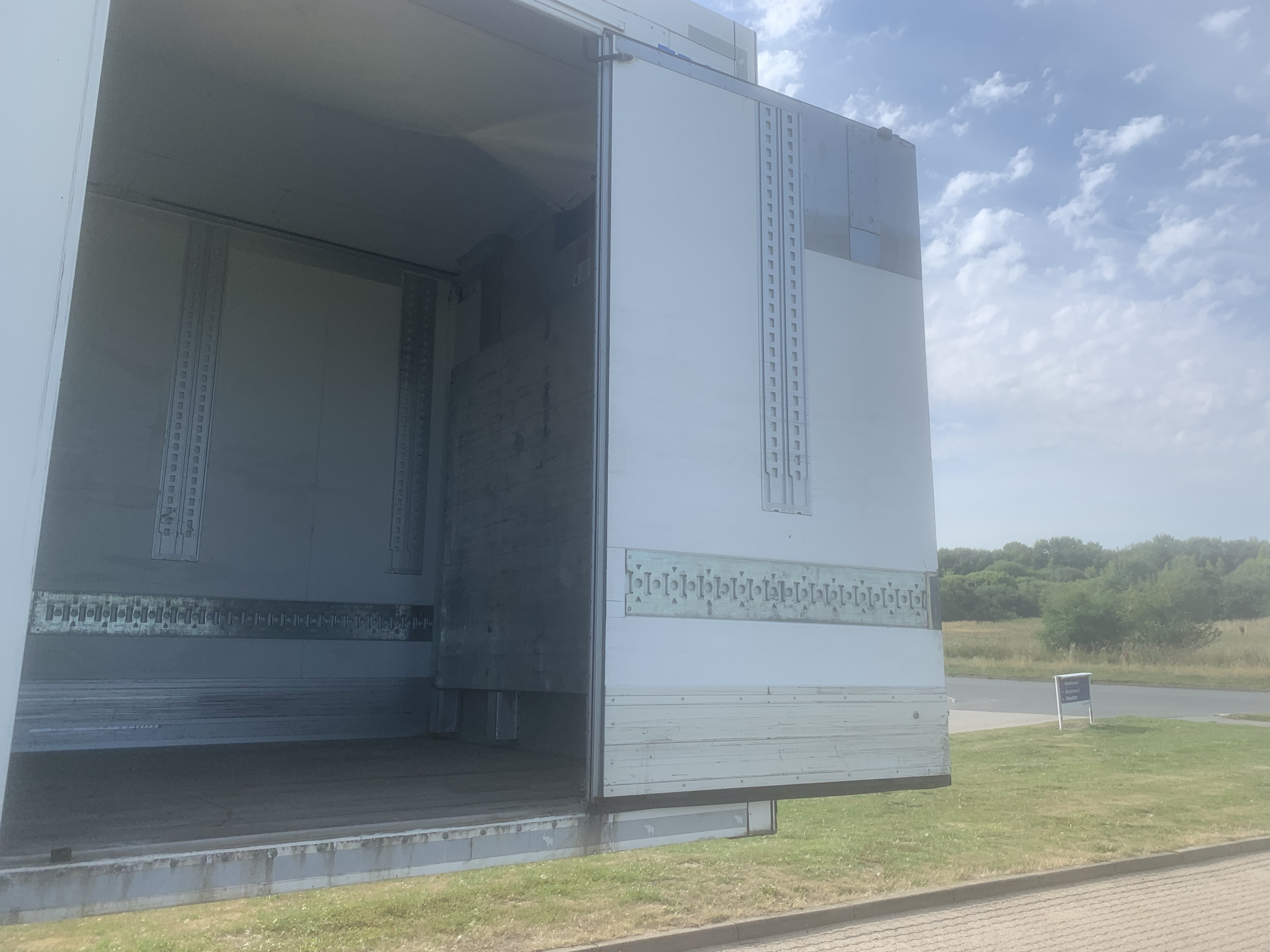 Schmitz Cargobull 3-akslet city køletrailer m. lift