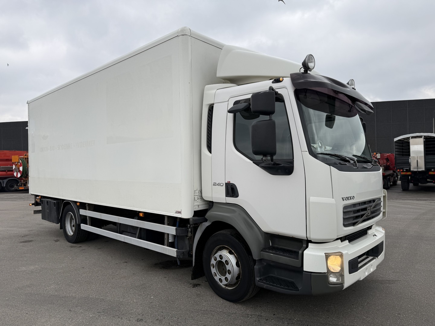 Volvo FL240 4x2 Fast kasse 6,30 m.