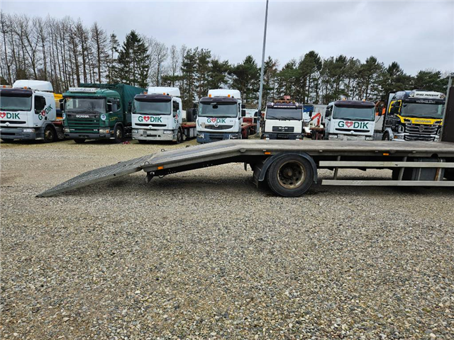 Scania 94 D 220 4x2 // Knæklad // Machinetransport