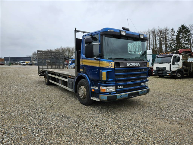 Scania 94 D 220 4x2 // Knæklad // Machinetransport