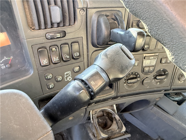 Scania R380 4x2 Knæklad med hydraulisk rampe