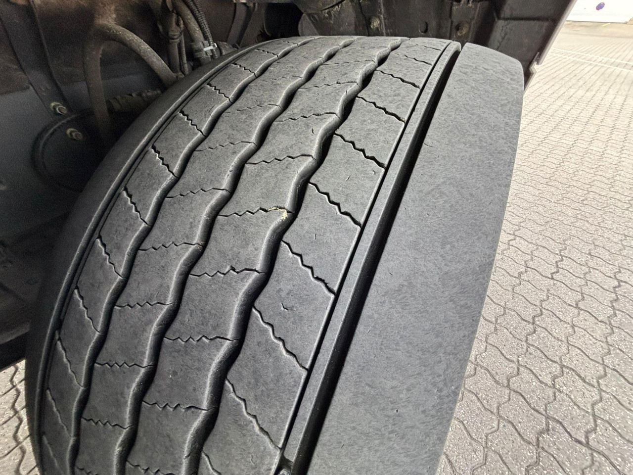 Scania P 320 B6x2*4NB Carrier Iceland Twincool Cherau pie