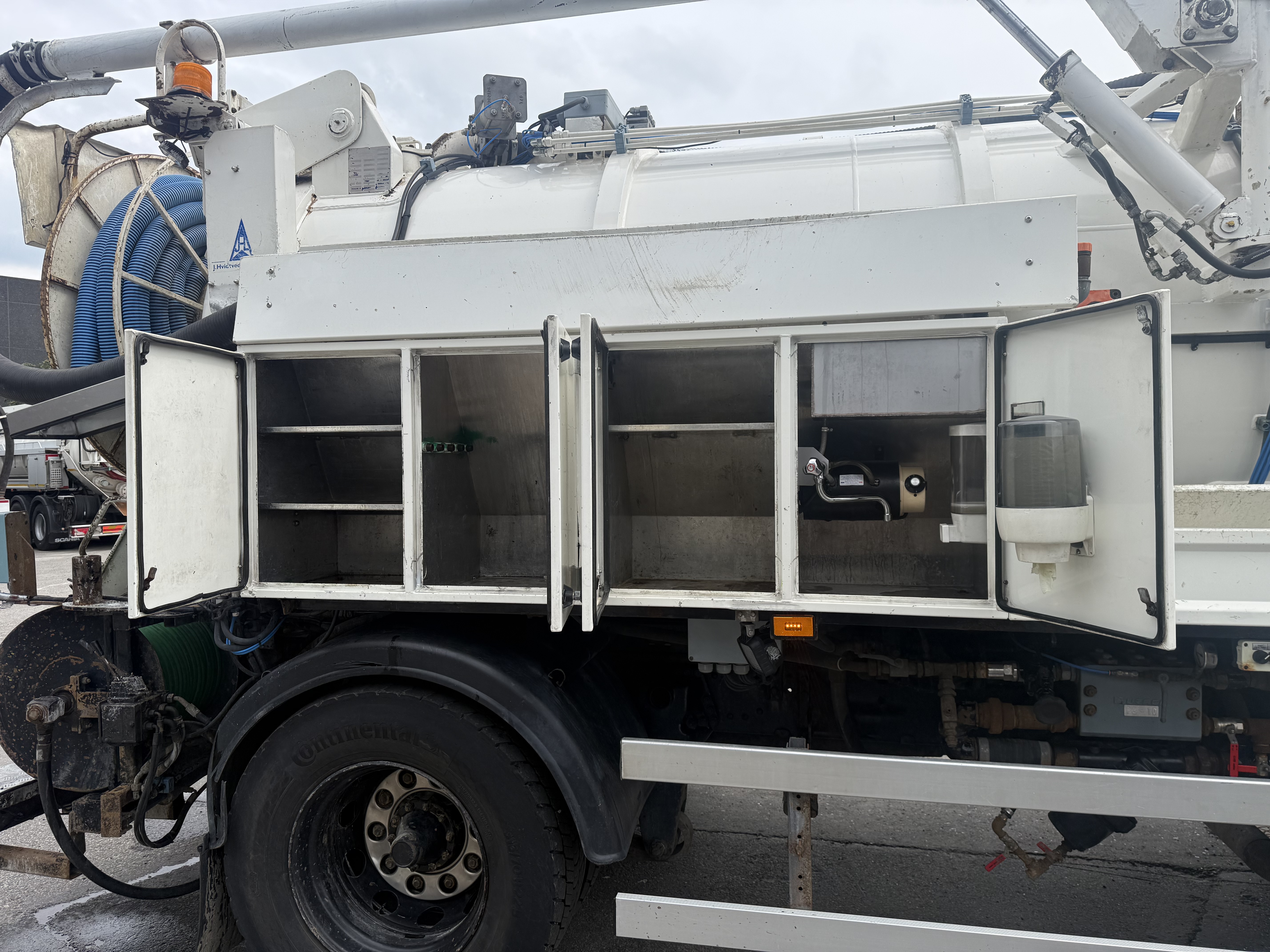 Scania P270 4x2 Hvidtved Larsen 7000 L Sugearm