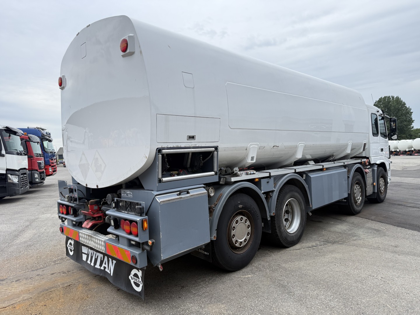 Volvo FM460 8x2*6 24.125 l. ADR Tank