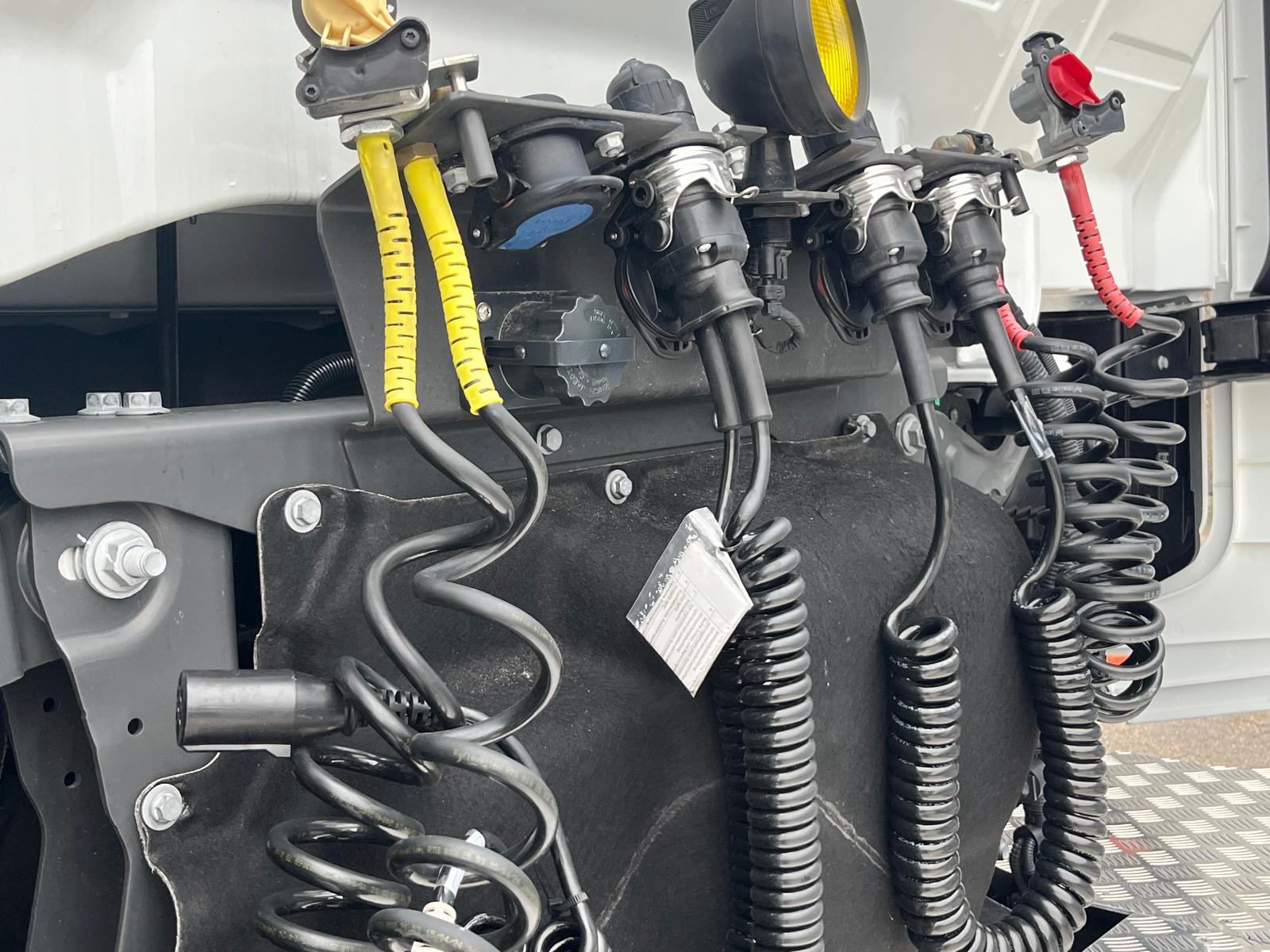 Iveco NY IVECO S-WAY 500Hp Twinster trækker opbygget