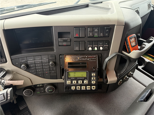 Volvo FM330 6x2*4 Carrier Supra 1050 Nordic