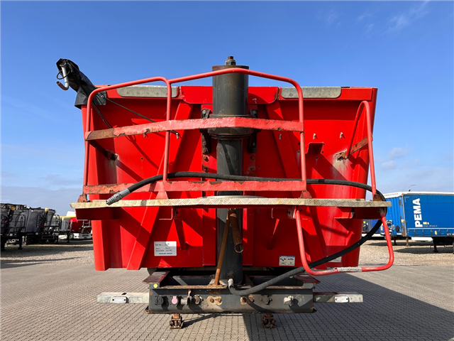 Trailerpartner 37 M3, Plastik Tip