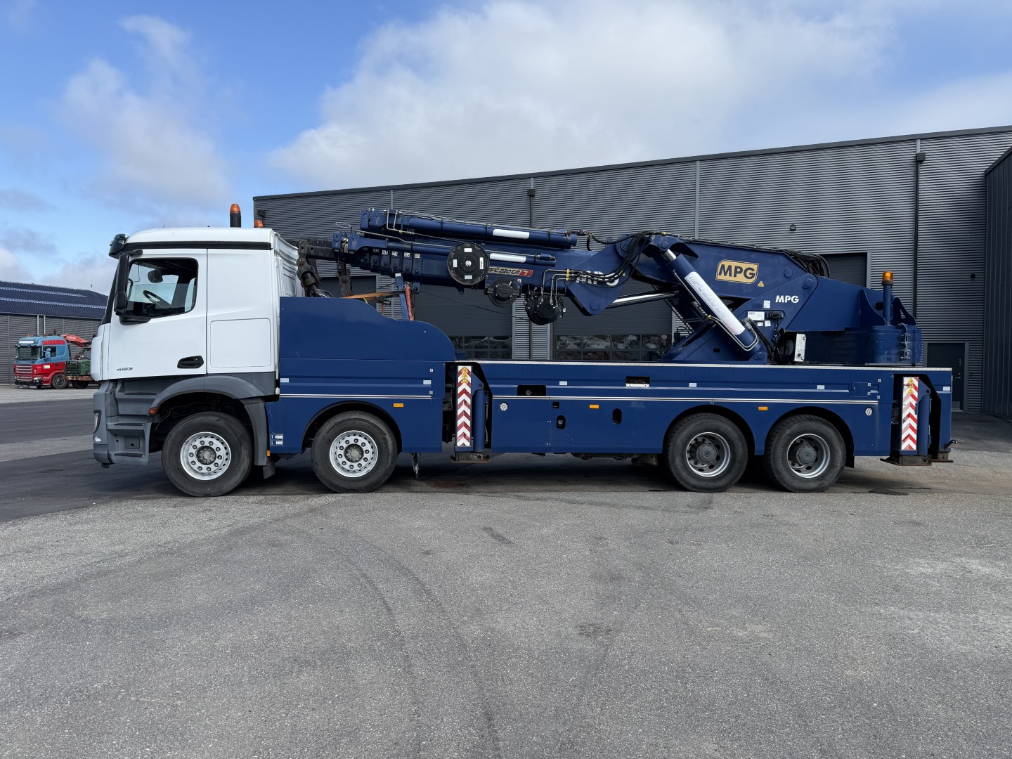 Mercedes Arocs 4153 8x4 Kran MPG 220 TM7 (Kun 8000 km)