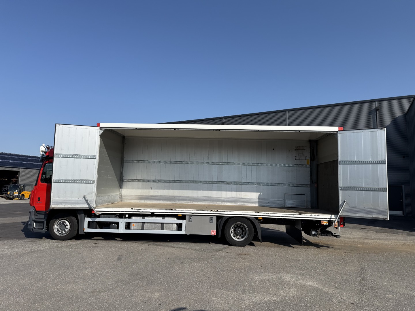 Mercedes Actros 1832 4x2 Fuld sideåbning 8,0 m. Alukasse