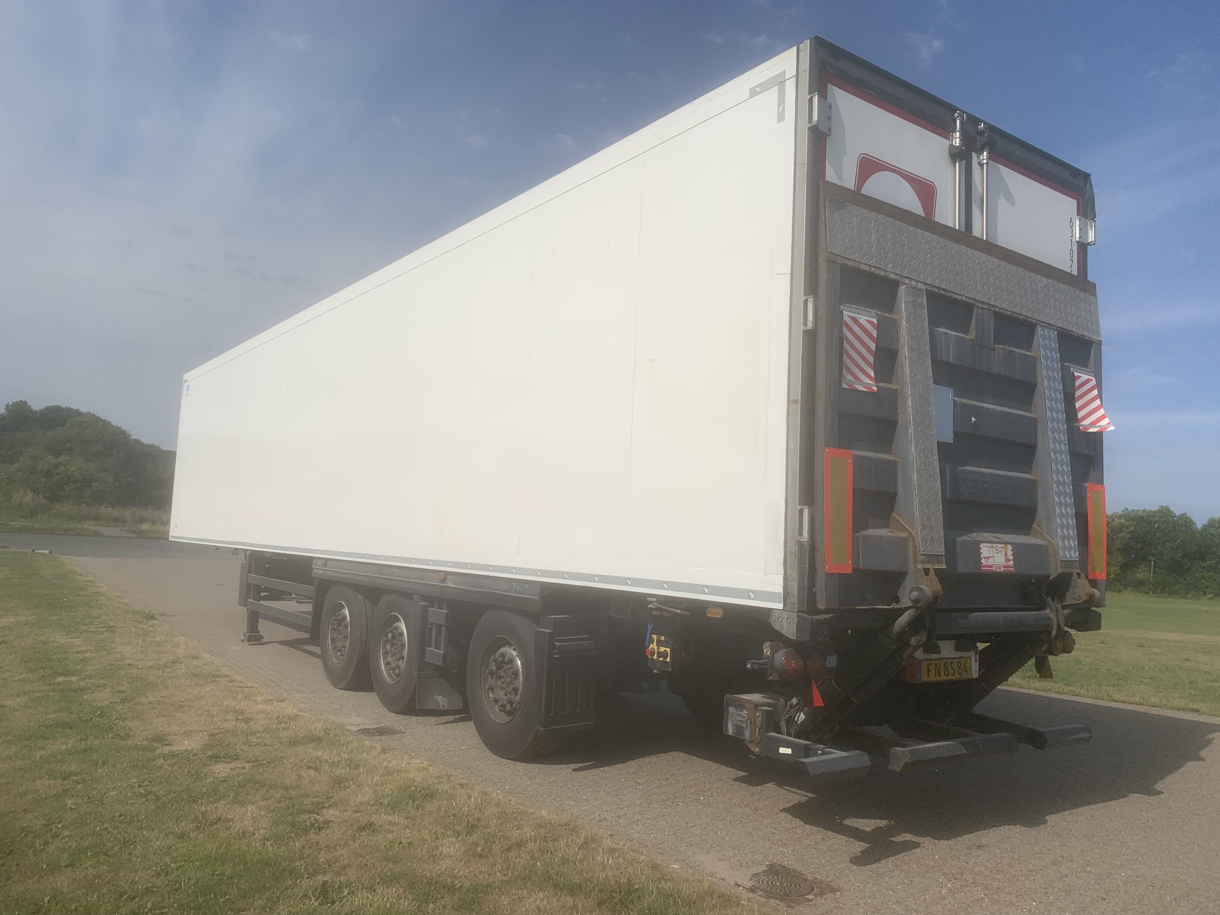 Schmitz Cargobull 3-akslet city køletrailer m. lift