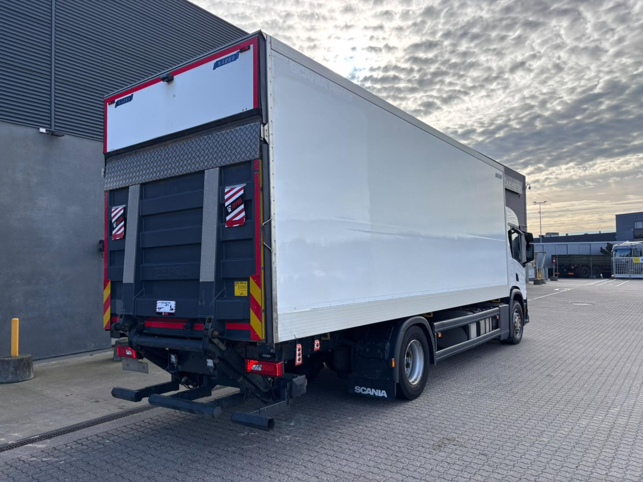 Scania P 250 B4x2NB 18 pl. Boks/Lift