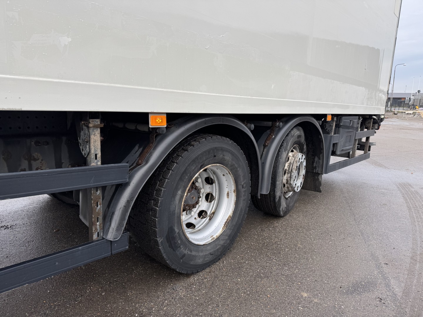 Volvo FM330 6x2*4 Carrier Supra 1250 Mt 9,9m (defekt kølemaskine)