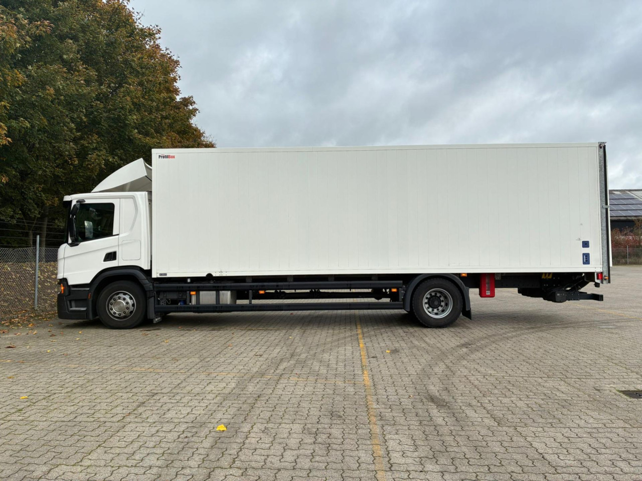 Scania P 250 B4x2NB Boks/lift