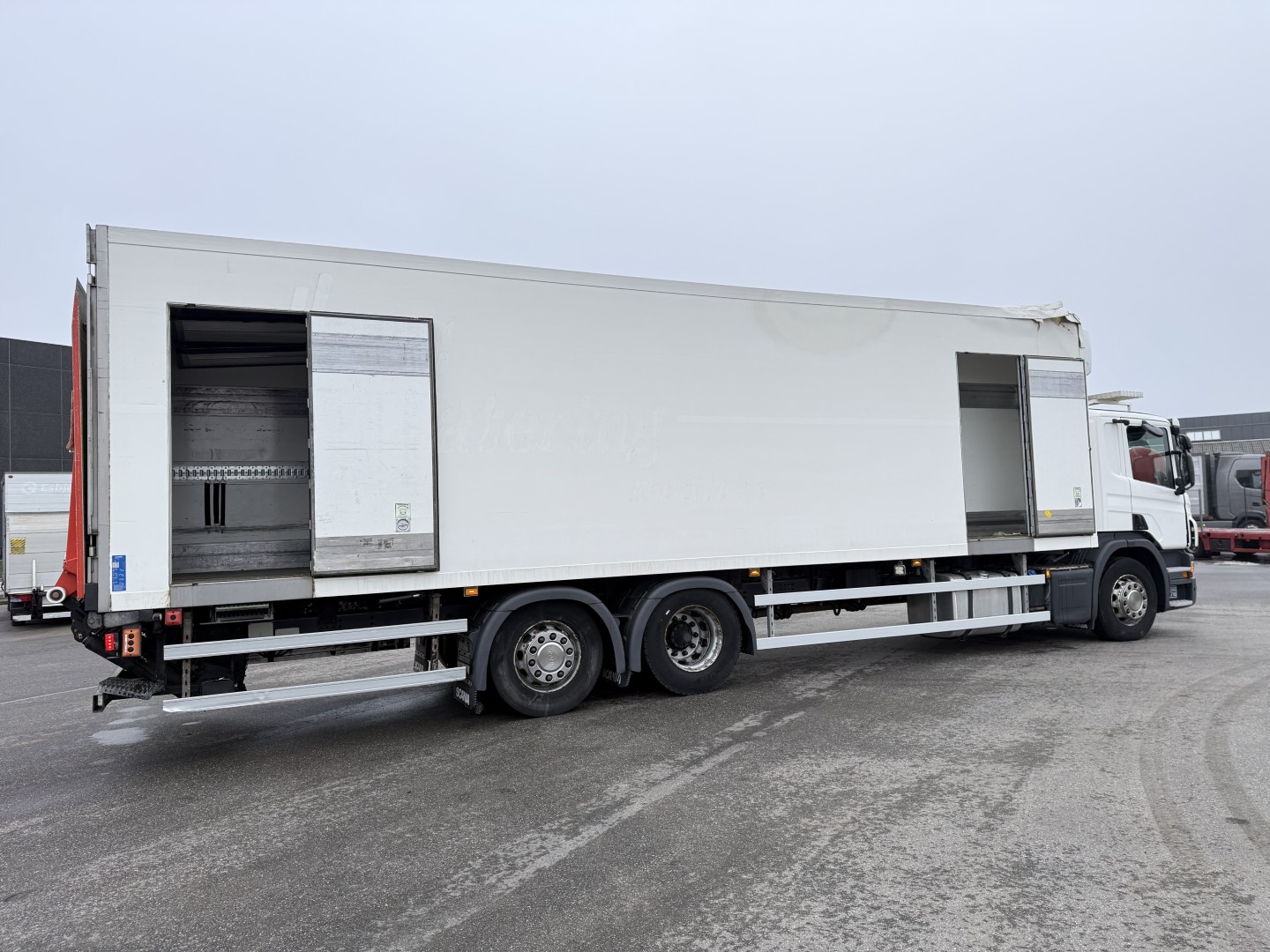 Scania P320 6x2*4 Carrier Supra 1250 Mt 9.50 m. kasse