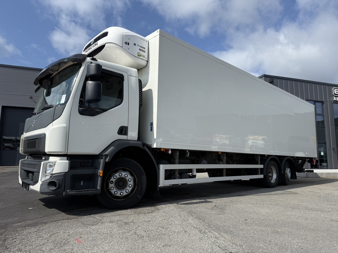 Volvo FE320 6x2*4 Thermo King T-1200R Spectrum 9,80 m. Kølekassse