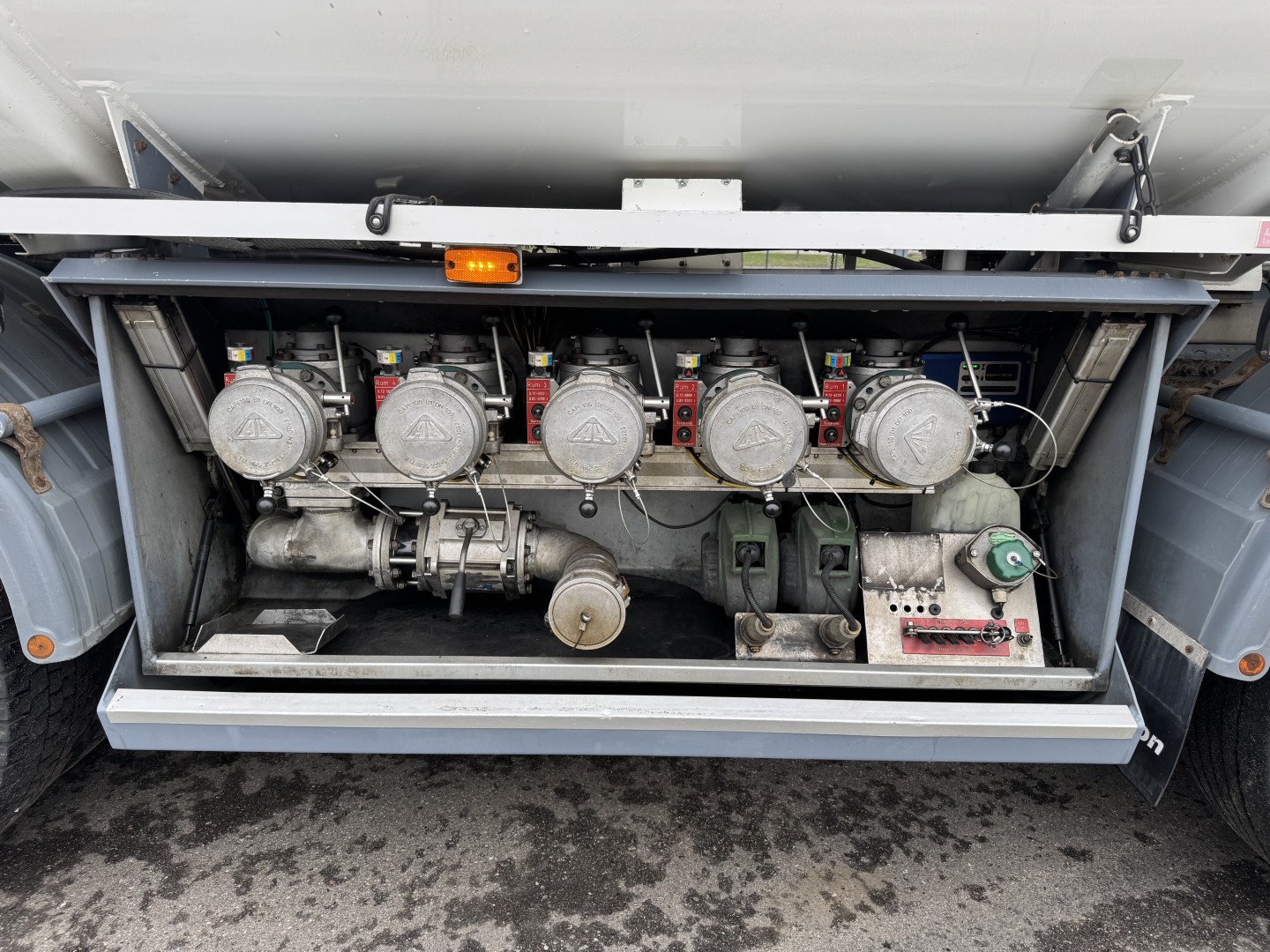 Volvo FM460 8x2*6 24.125 l. ADR Tankbil