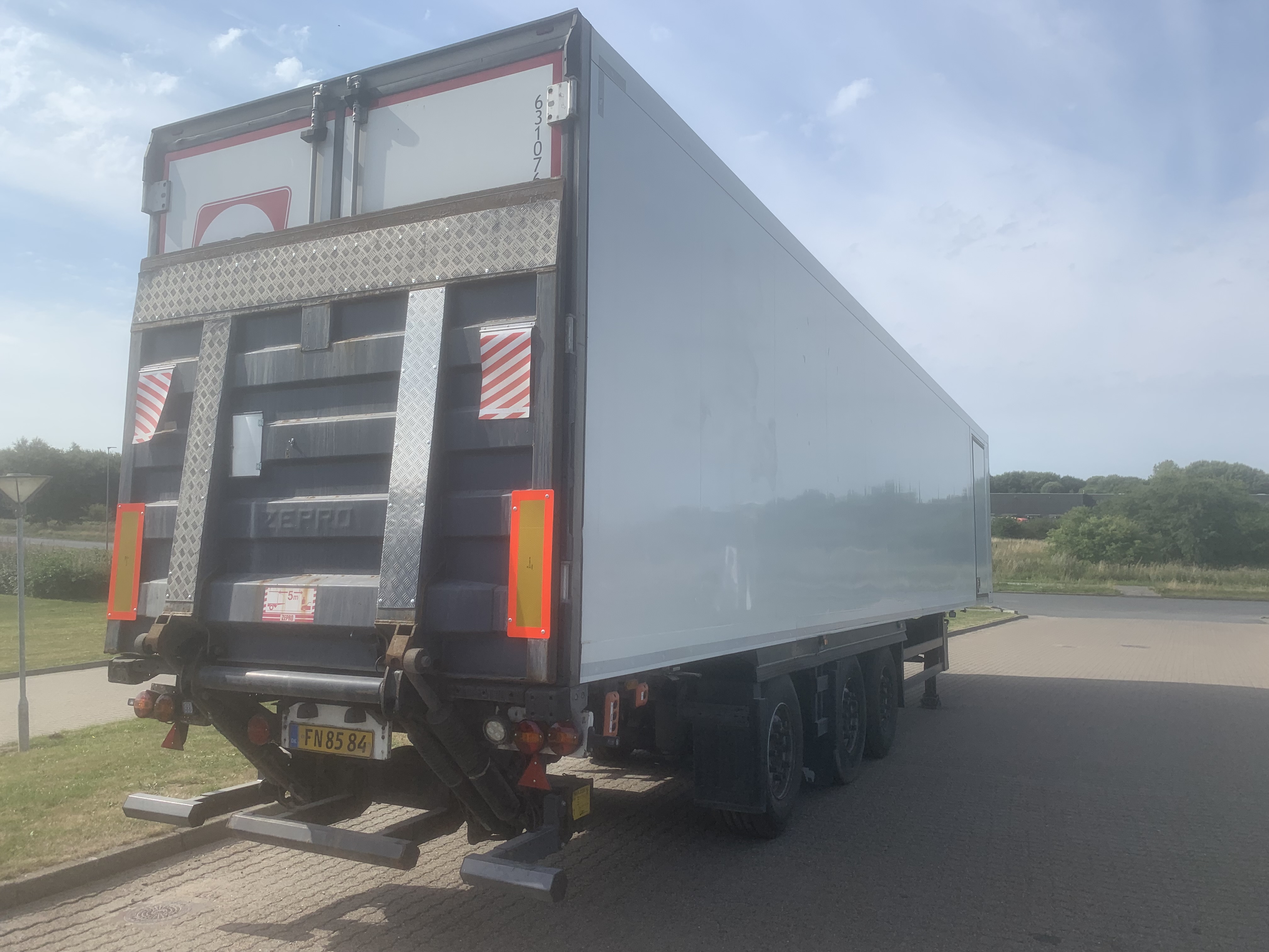 Schmitz Cargobull 3-akslet city køletrailer m. lift