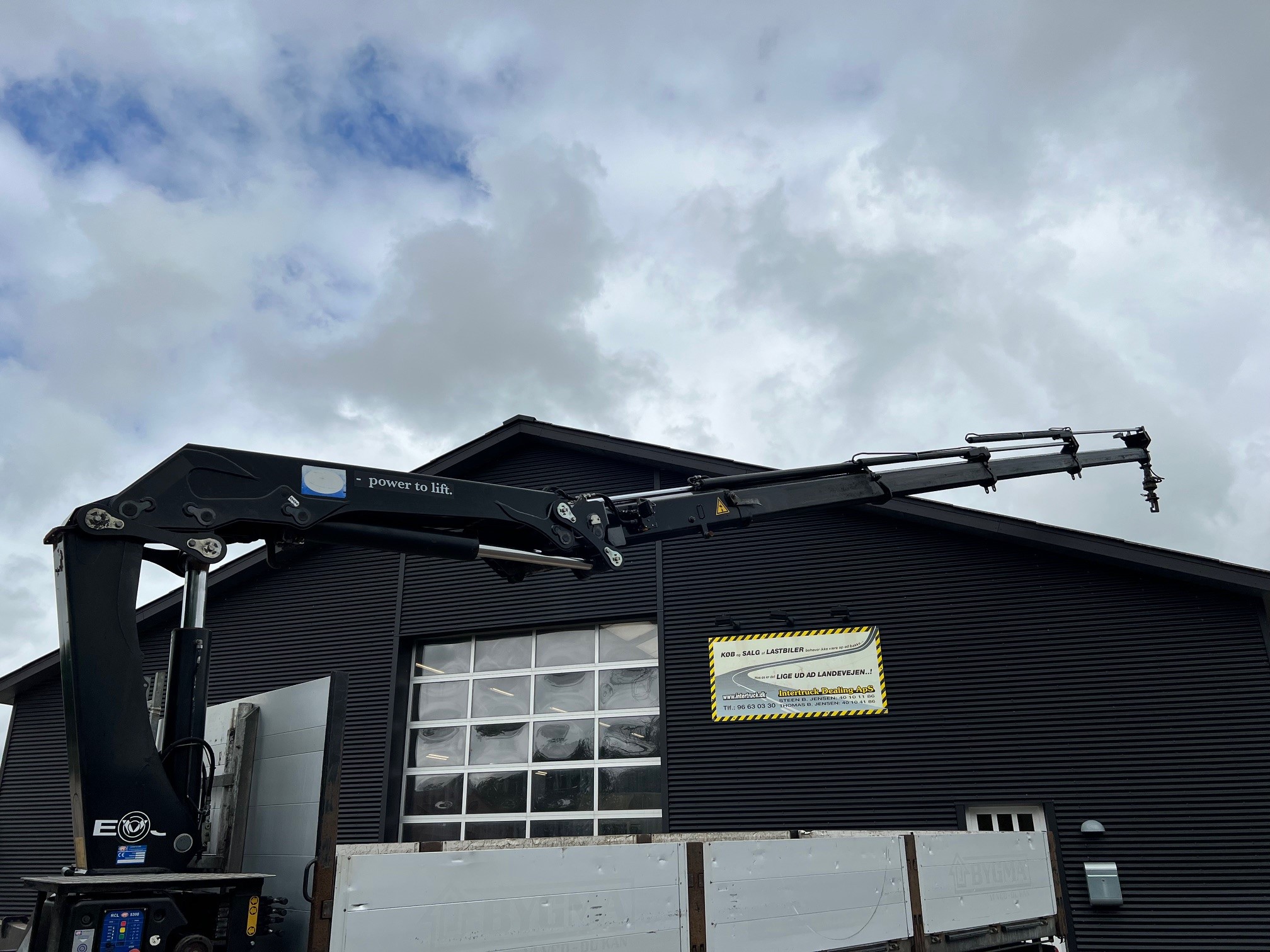 Scania P280 med HMF 1720 kran