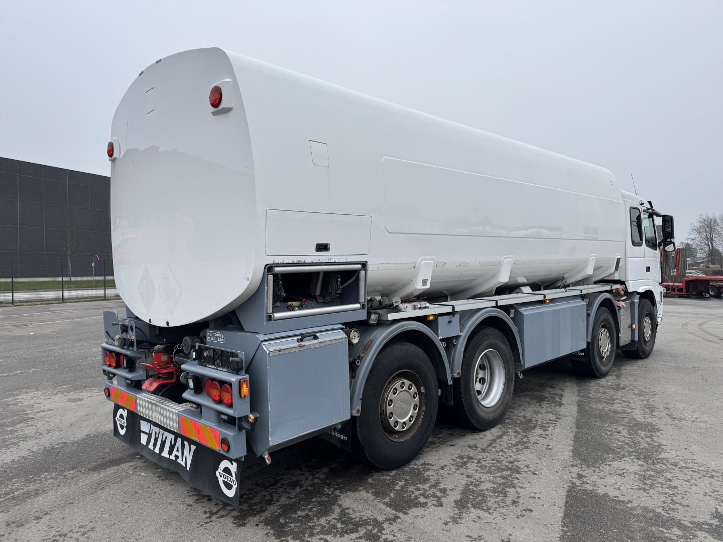Volvo FM460 8x2*6 24.125 l. ADR Tankbil