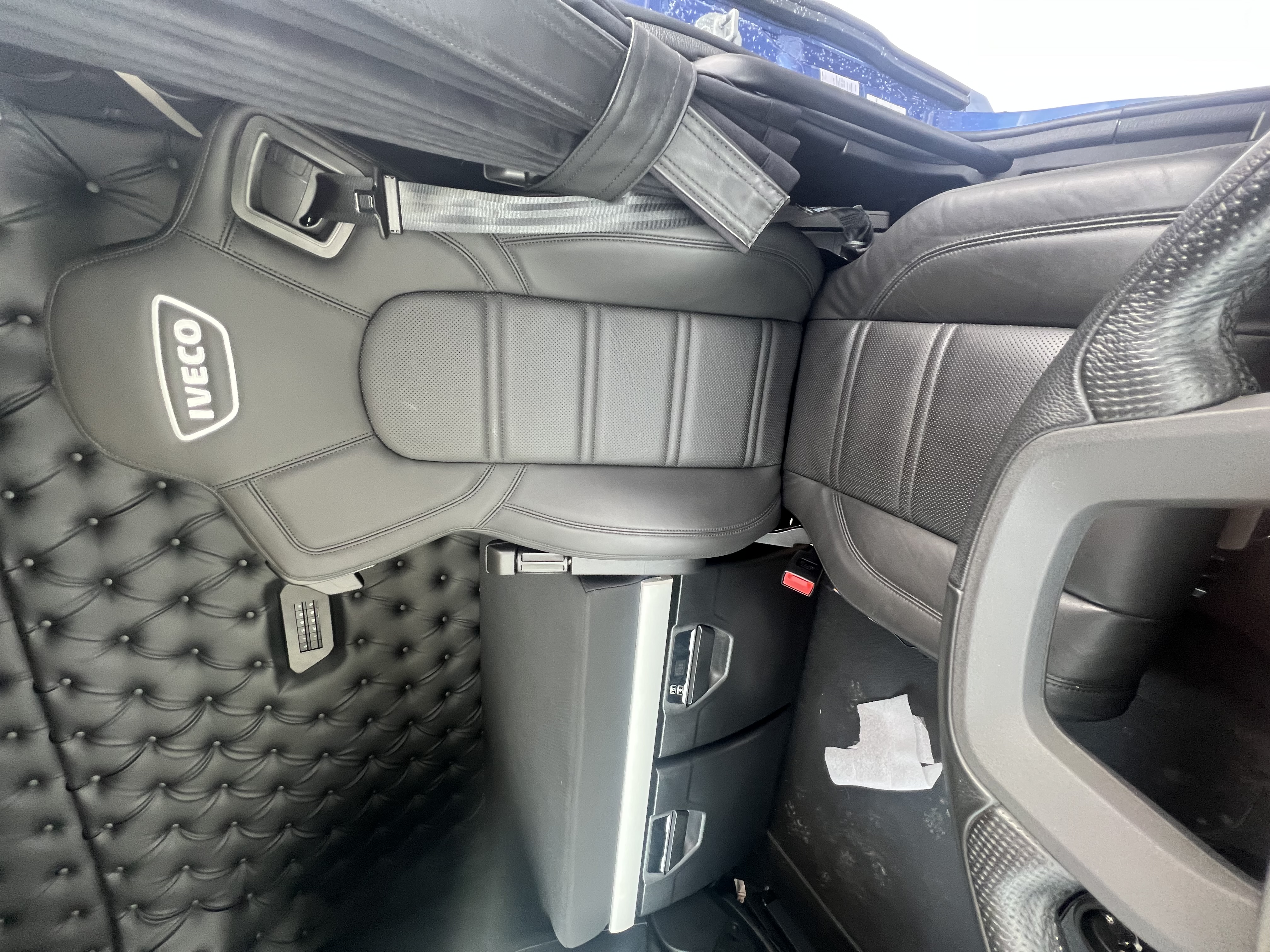 Iveco S-WAY 8X2/6 tripple-boggie