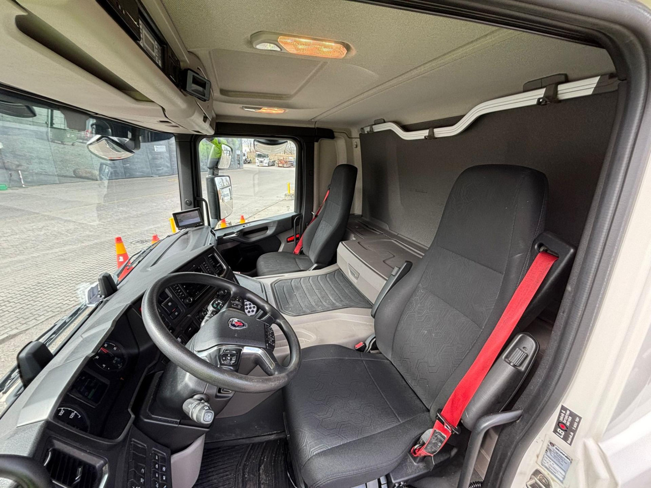 Scania P 320 B6x2*4NB Carrier Iceland Twincool Cherau pie