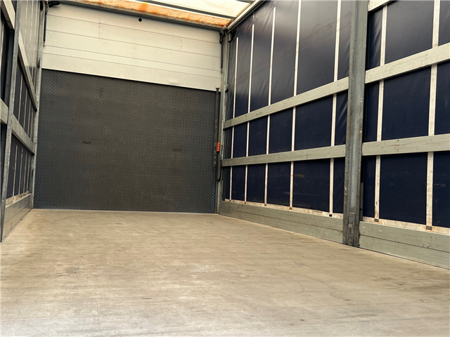 Volvo FL210 lad med skydepresning og stor lift