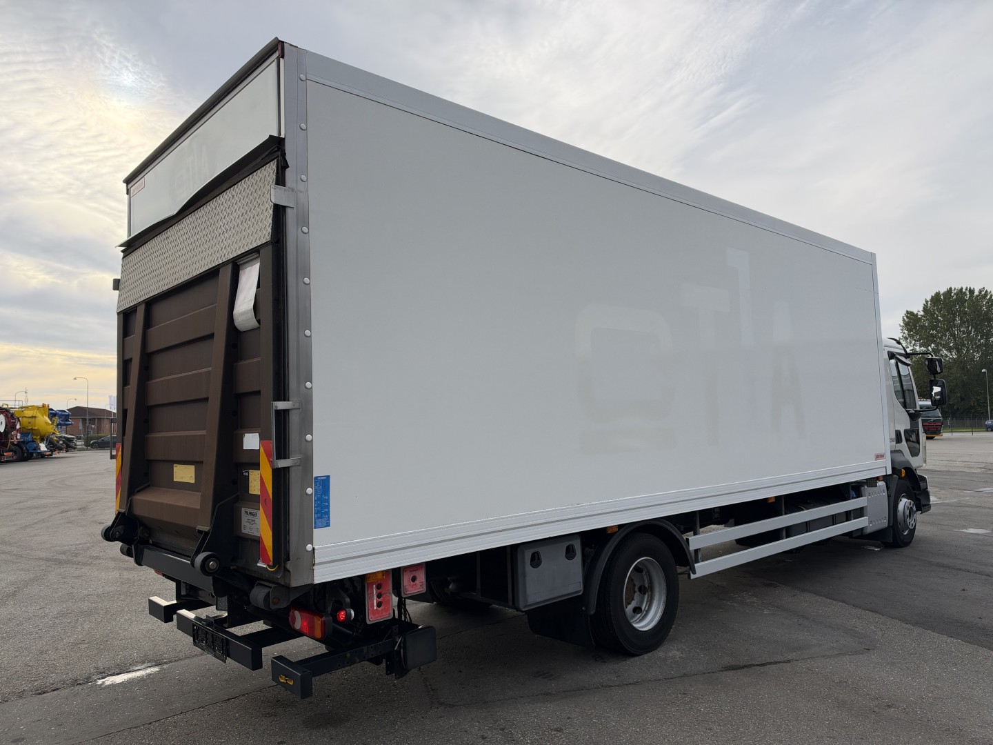 Volvo FL250 4x2 7,45 m. fast kasse med 2,5 t. lift